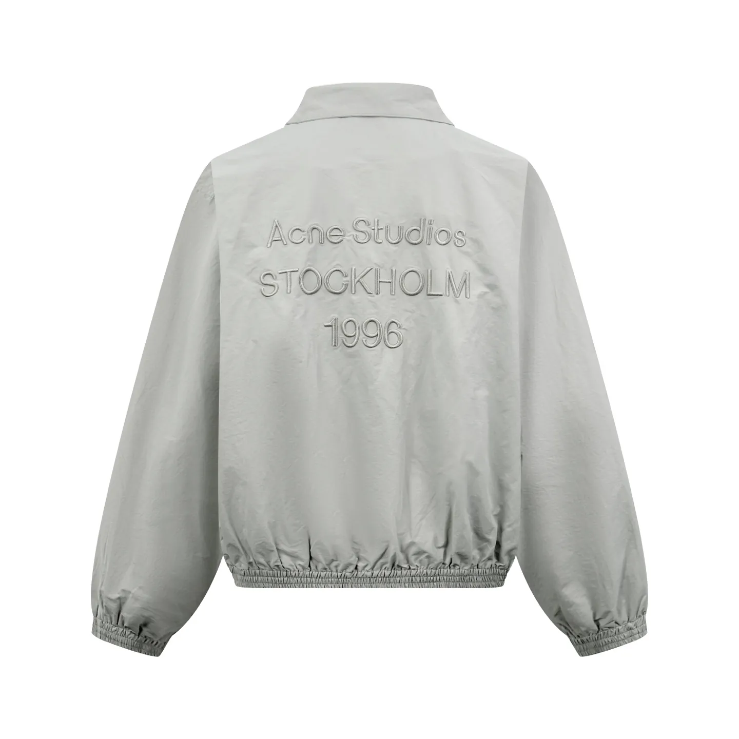 Acn Studios embroidered logo jacket Customized Ninglan light woven machine blend Lightweight and windproof Stiff and tough Light gravel cool gray calming the Scandinavian cool minimalist aesthetic Stand-up collar with full zipper for neat opening and closing Full lining on the inside to improve the smoothness of putting on and taking off Elastic elasticated precision cuffs at the hem create a relaxed and loose short-cut silhouette Three-dimensional logo embroidery in the same color on the back Engraved with STOCKHOLM Chronicle The embroidery is integrated with the body of the garment, hiding the brand's traceability context. The minimalist shape integrates the functional core to interpret the relaxed and relaxed style of high-end ready-to-wear. Process 1: Using imported machine embroidery technology. Using advanced computer control systems and precision mechanical components to realize the Acne Studios logo embroidery operation. High precision. The lines are smooth and delicate. Process 2: The fabrics have been fermented and washed. They have a better hand feel and texture. They are not easy to deform, shrink or fade. Maintain long-term beauty Accessories: Customized 1:1 Acne webbing Customized 1:1 Acne zipper Customized 1:1 Acne trademark Version: Loose version Size: 44 46 48 50 Style number: CC 7004